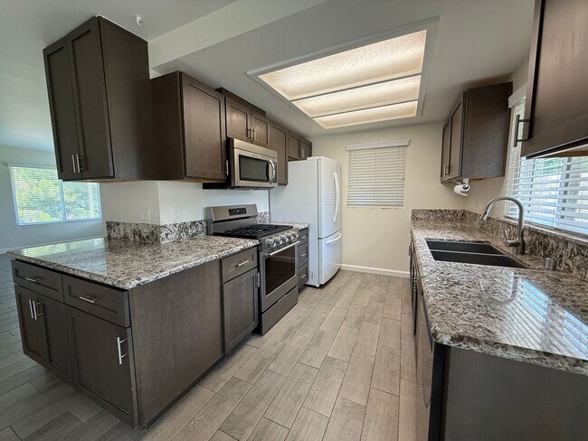 Building Photo - Charming 2 Bedroom Condo for Rent in Newhall!