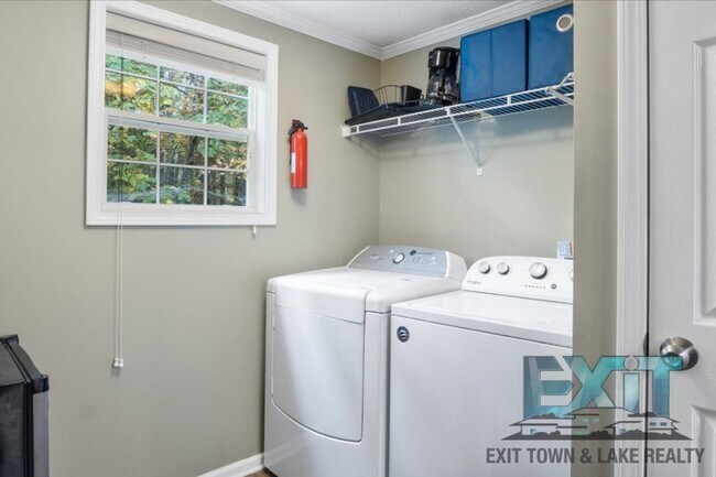 Building Photo - Lakefront Rental in Long Branch Shores