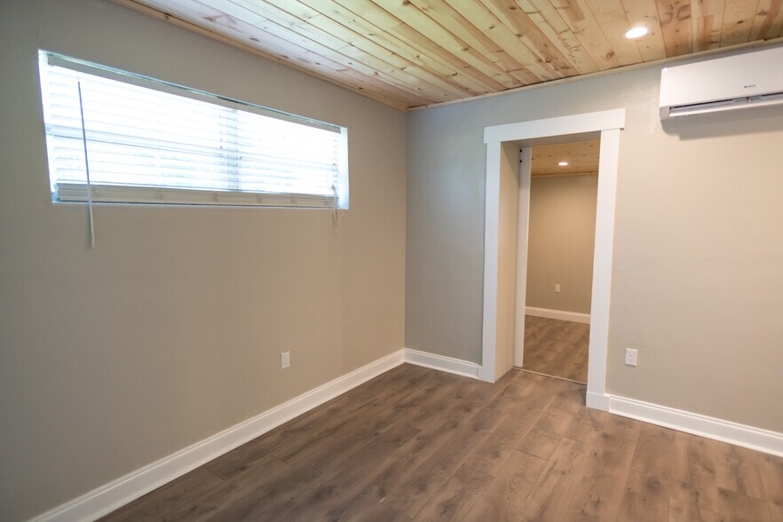 Dining/Entrance to bonus room - 243 Ravenswood Dr