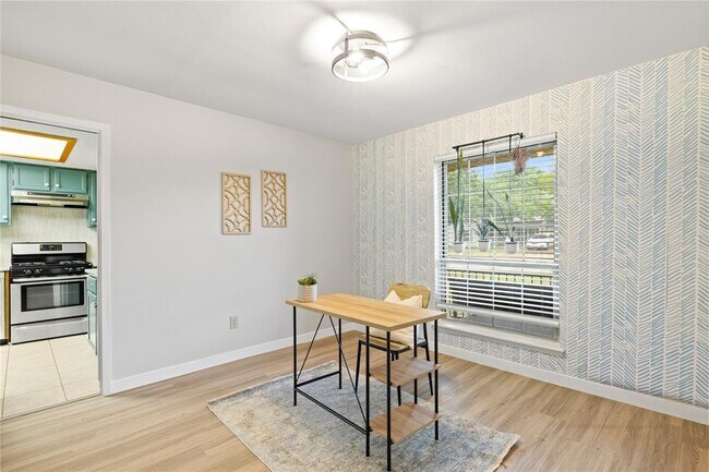 Building Photo - 1702 Oakridge Dr