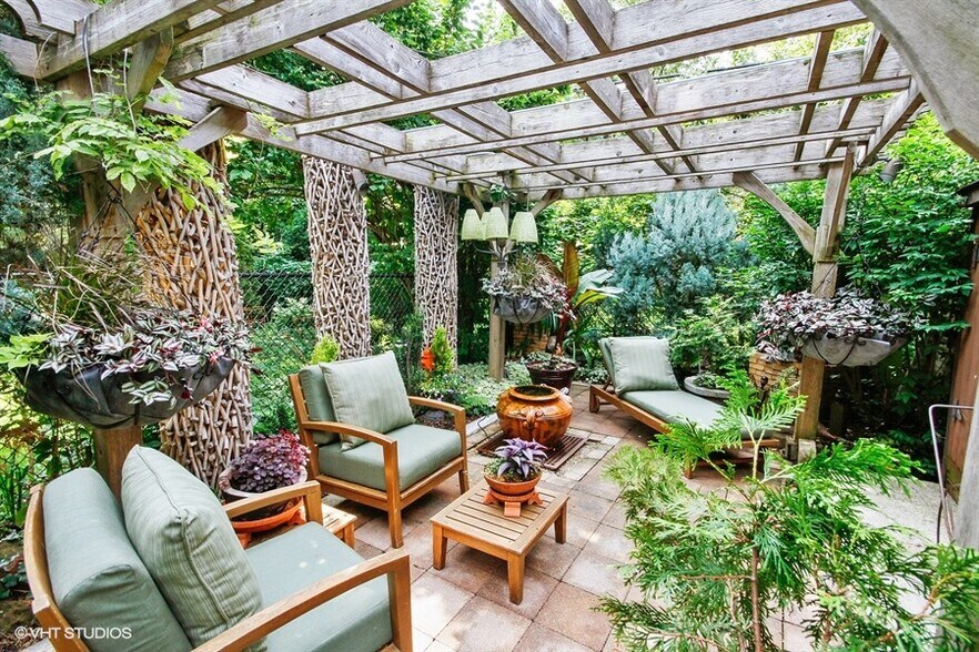 Patio with Pergola - 725 W Brompton Ave
