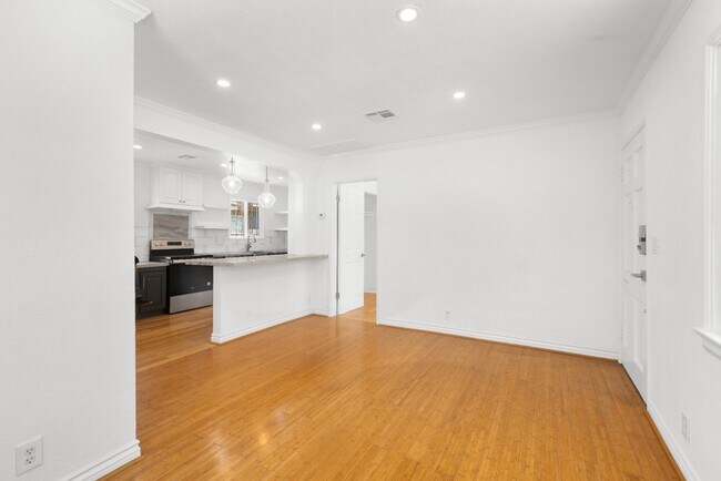 Building Photo - Updated 2BR Duplex in Angeles Mesa – Solar...