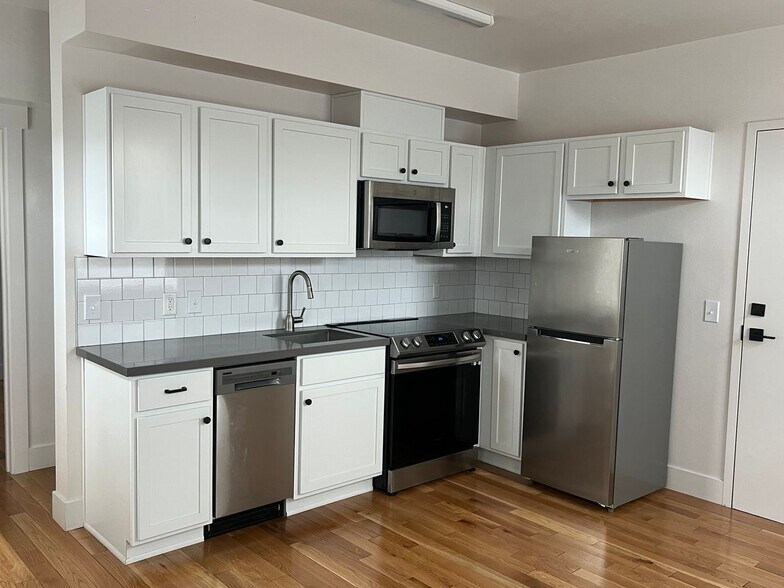 Building Photo - 64 Park St