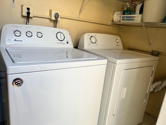 Building Photo - 4021 N Cypress Dr