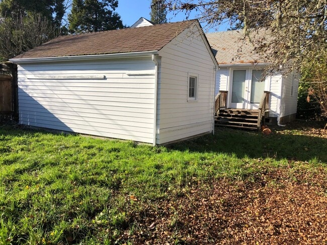 Building Photo - Campus House ~ 3 bedroom, 2 bath