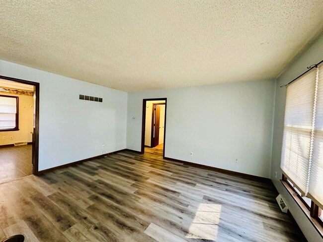 Building Photo - {1809} Spacious Duplex in Great Blue Springs Location + Finished Basement + 1 Car Garage