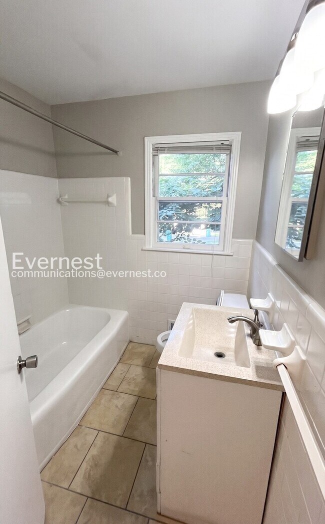 Building Photo - 3-Bed/1-Bath Cozy Living/Available Now!