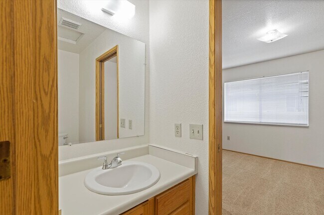 Building Photo - 2 Bedroom Townhouse
