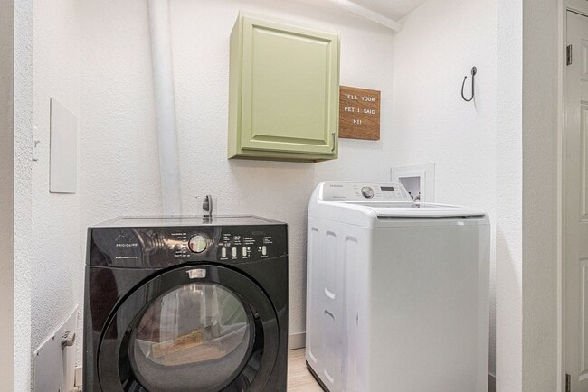 Building Photo - Cozy 2-bed townhome w/ laundry and communi...