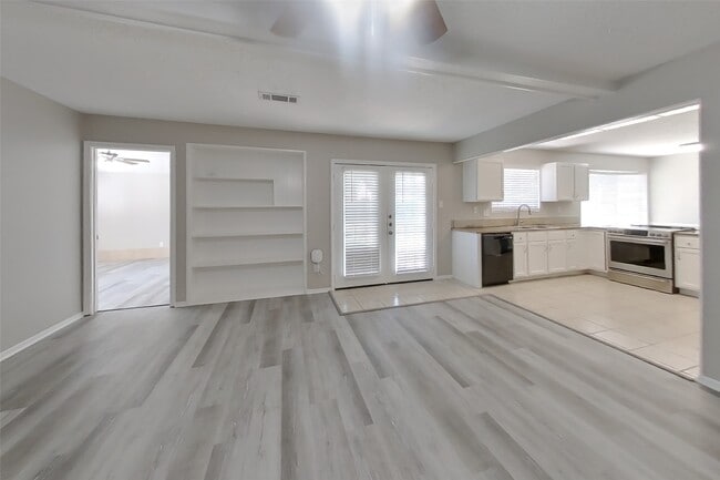 Building Photo - 3815 Regency Dr
