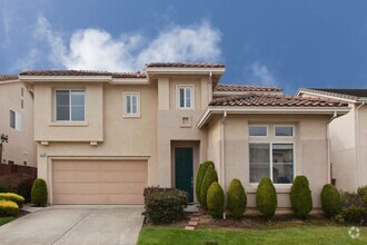 Building Photo - Spacious and Fully Renovated 6-Bedroom Hom...