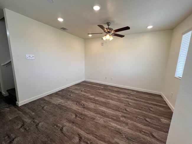 Building Photo - 3 Bedroom 2.5 Bathroom now available in Sp...