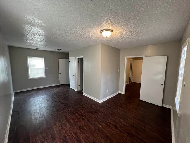 Building Photo - 318 Red Oak St