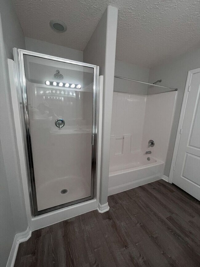 Building Photo - Beautiful Townhouse