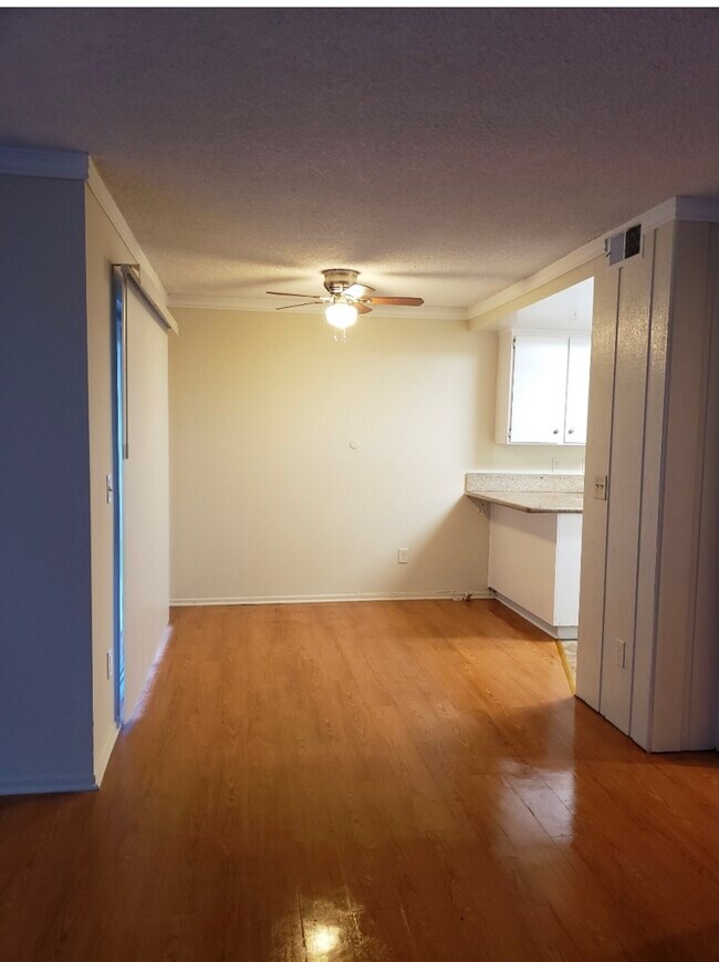 Dining Room - 6420 Balboa Blvd