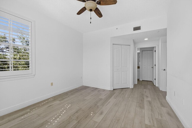 Building Photo - 5301 Myrtlewood Cir E