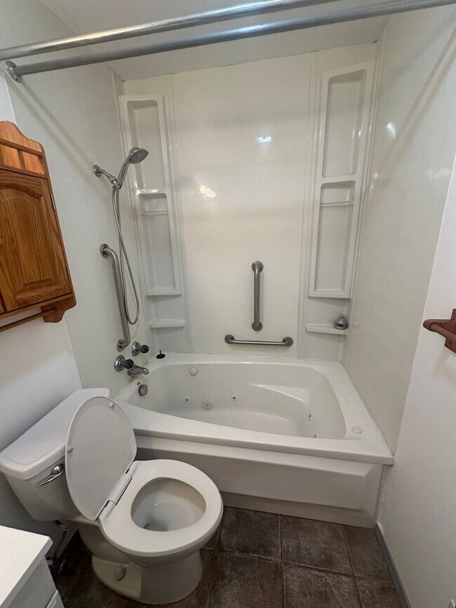 Building Photo - Welcome to this charming 3-bedroom, 2-bathroom home located in Albuquerque, NM