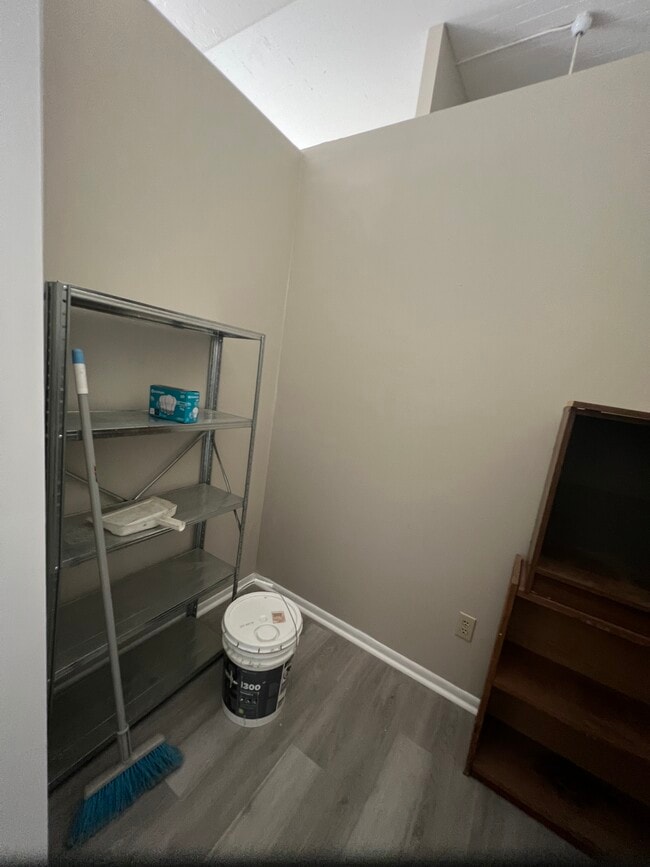 CONDO ENTRYWAY STORAGE OR OFFICE - 333 Julia St