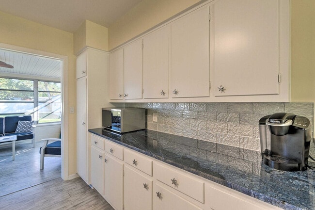 Building Photo - 1017 Pineland Ave