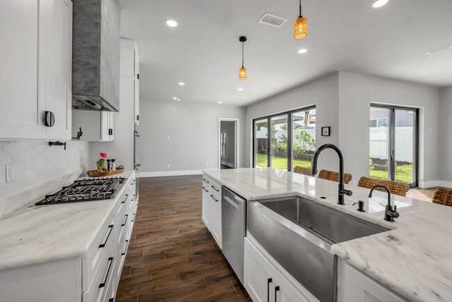 Building Photo - 1707 N Peninsula Ave