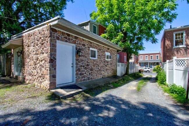 Building Photo - 533 Ruby St