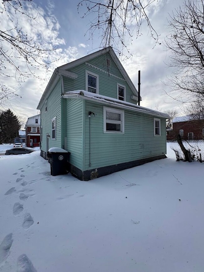 Building Photo - Three bedroom one bathroom home for rent