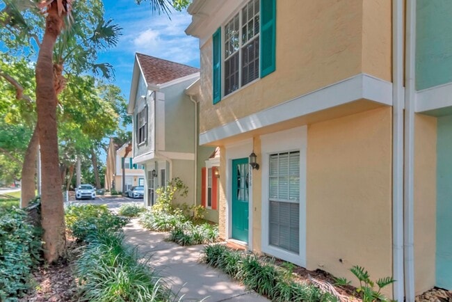 Building Photo - South Tampa 2 Bedroom w/ Office 2 Bathroom Townhome