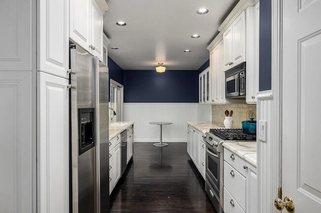 Building Photo - Experience the Charm of a Portland Heights...