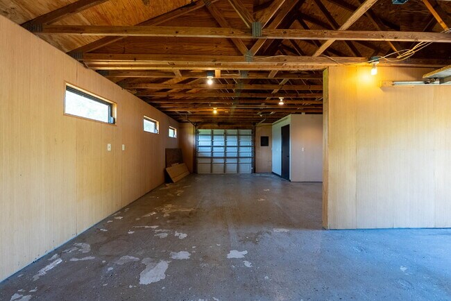 Building Photo - Country-Style Sarasota Living on a Full Acre - Pool Home with Oversized Workshop — Move-In Ready Now