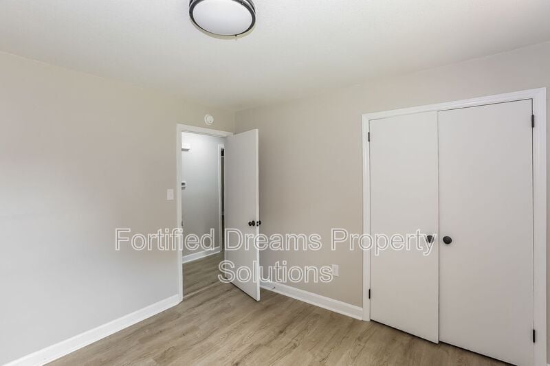 Building Photo - 1141 Carolina Cir