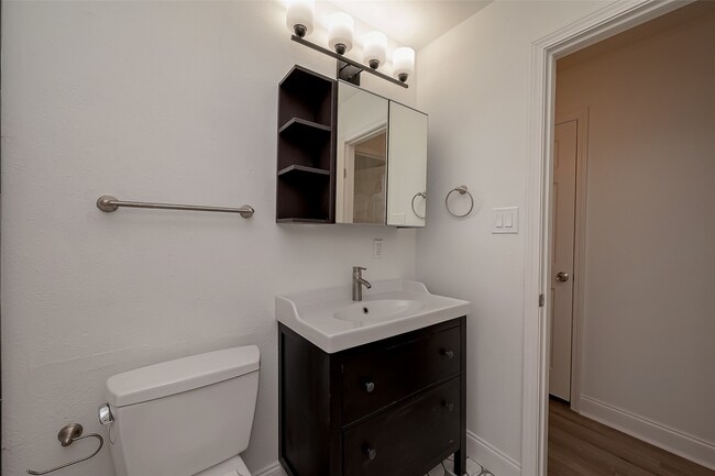 Building Photo - 917 Adele St