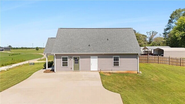 Building Photo - Beautiful 3 Bedroom Home in Country Setting