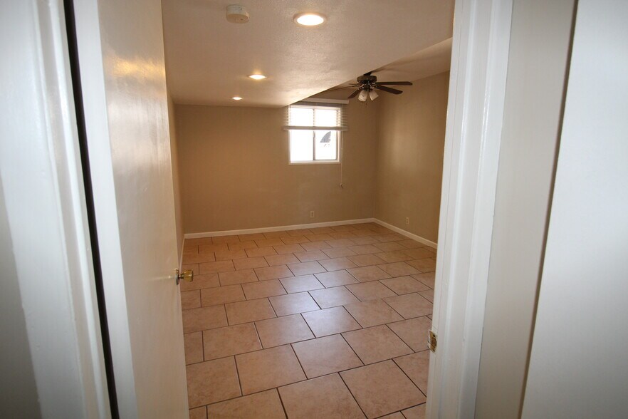 Building Photo - 1130 W 9th St