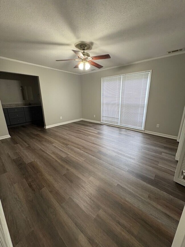 Building Photo - MOVE IN READY!