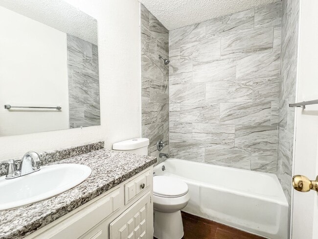 Building Photo - Charming 3 Bedroom 2 bathroom house!!