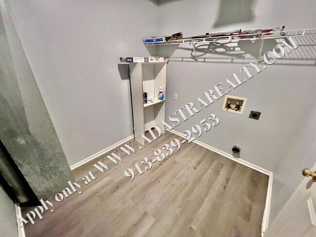 Building Photo - Beautiful Gardner Townhome-Available in MAY!!