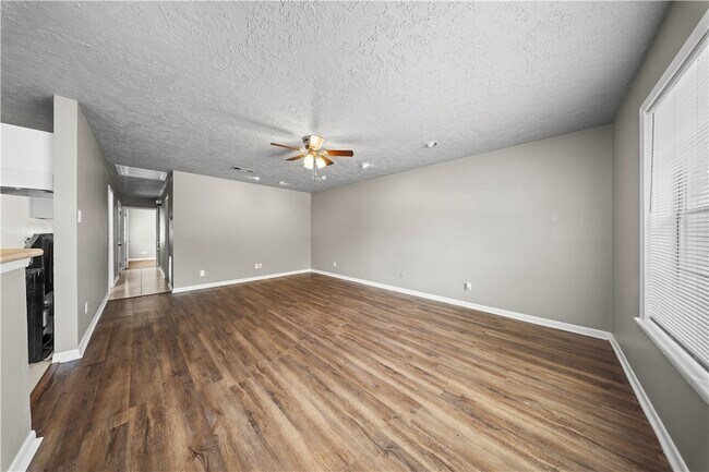 Building Photo - 1419 Hillside Dr