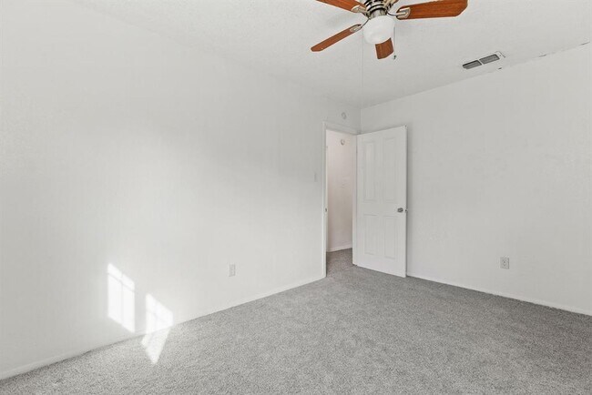 Building Photo - 600 Pin Tail Ln