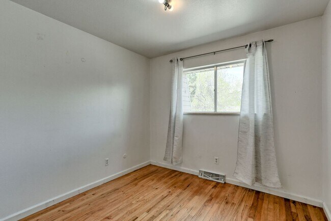 Building Photo - Students Welcome! Great Location!