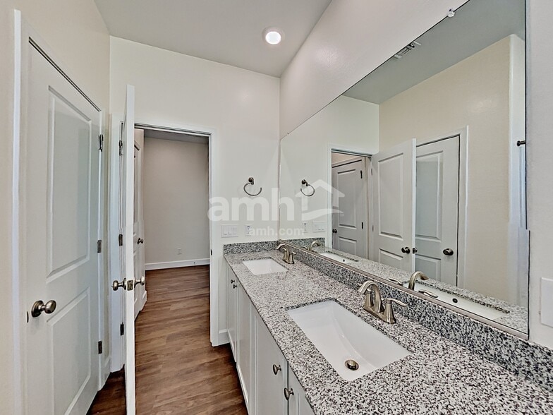 Building Photo - 5925 W Columbine Dr