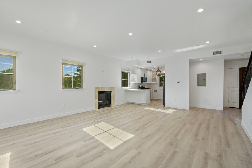 Building Photo - 11474 Moorpark St