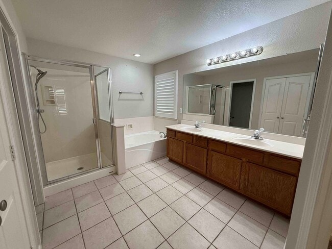 Building Photo - Great 4 Bedroom with Pool