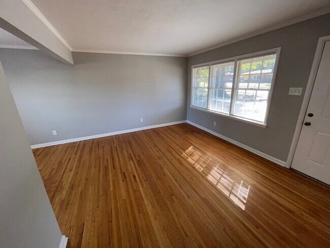 Building Photo - 3684 Bedford Ln - Available Now!