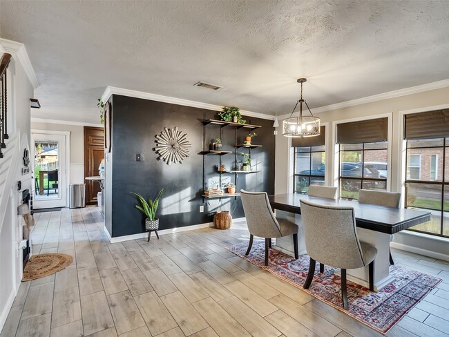 Building Photo - 702 Olde Oaks Dr