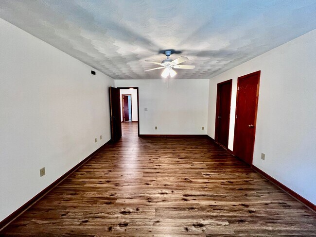 Building Photo - 4 bedroom ranch in the desirable Bellamy W...