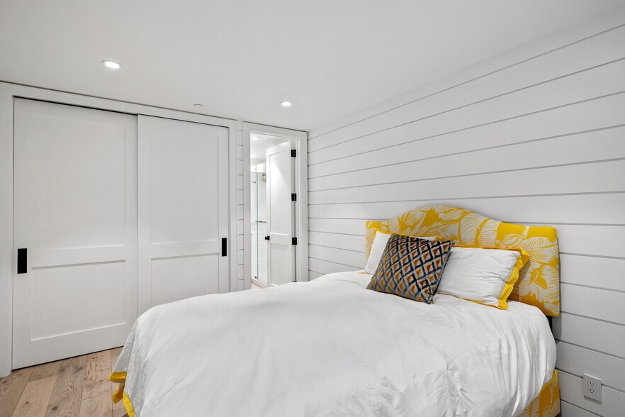 Building Photo - 2428 The Strand