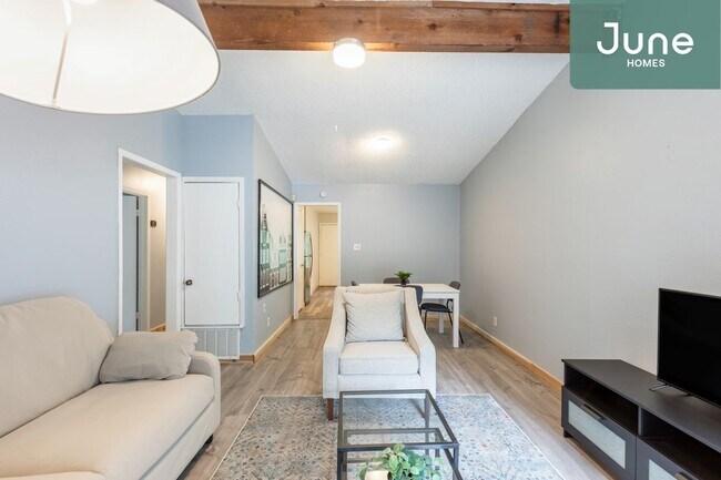Building Photo - Queen room in 3-bed/1.5-bath Home