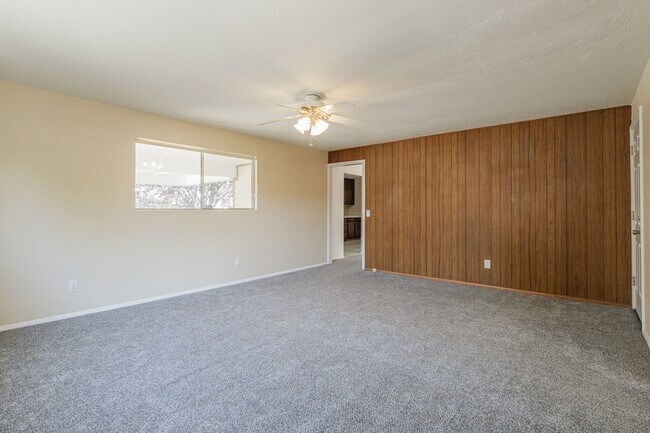 Building Photo - 718 Brassie Dr