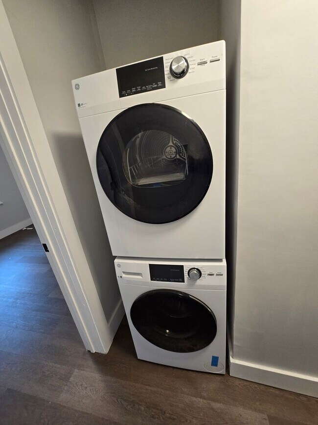 Building Photo - 1321 W Wingohocking St