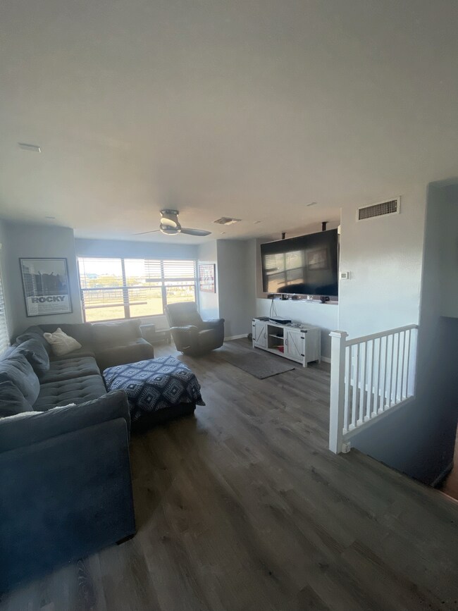 Building Photo - 330 S Farmer Ave